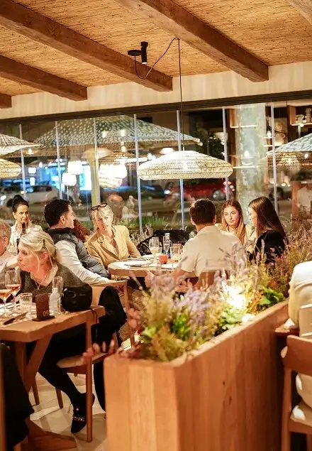 restaurant-empuriabrava-menu-Oliveri-5 Plusieurs personnes dînent au restaurant Oliveri, cuisine méditerranéenne | Restaurant à Empuriabrava